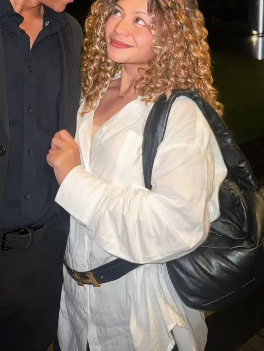 Beberapa warganet bahkan mengira Amel cosplay menjadi Beyonce berkat rambut keritingnya. Pada slide terakhir unggahan, potret Amel menggandeng pria yang diduga sedang dekat dengannya itu mencuri perhatian. Tak sedikit warganet yang minta di-spill siapa pria tersebut. (Liputan6.com/IG/@amelcarla)