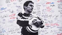 Sebuah poster yang memuat foto pembalap F1 Brasil, Ayrton Senna, yang ditandatangani oleh penggemar, dipajang selama upacara pada 1 Mei 2019 yang menandai peringatan 25 tahun kematian sang pembalap di sirkuit Imola "Enzo dan Dino Ferrari" selama Grand Prix San Marino 1994. (ANDREAS SOLARO/AFP)