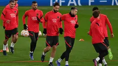 Pemain Atletico Madrid Angel Correa, Felipe dan Hector Herrera menghadiri sesi latihan di stadion Old Trafford di Manchester, Senin (14/3/2022). Atletico Madrid akan bertandang ke Manchester United (MU) pada laga leg kedua babak 16 besar Liga Champions, 16 Maret 2022 dini hari WIB. (Paul ELLIS/AFP)