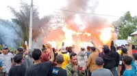 Kantor TNBBS di Kecamatan Suoh, Lampung Barat yang dibakar oleh warga. Foto (Istimewa)