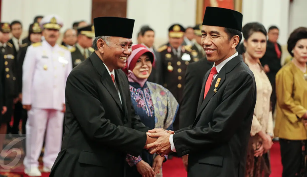 Ketua KPK, Agus Rahardjo (kiri) bersalaman dengan Presiden Joko Widodo usai melantik lima Pimpinan KPK di Istana Negara, Jakarta, Senin (21/12/2015). Presiden Jokowi melantik lima pimpinan KPK periode 2015-2019. (Liputan6.com/Faizal Fanani)