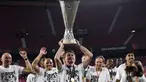 Oliver Glasner sukses membawa Eintracht Frankfurt menjuarai Liga Europa 2021/2022. Gelar tersebut merupakan trofi pertama yang berhasil ia bersembahkan bersama Die Alder. Hebatnya lagi, pelatih asal Australia tersebut berhasil juara dengan status tak terkalahkan. (AFP/Cristina Quicler)