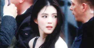 Han So Hee kembali mejeng di panggung fashion dunia. Kali ini ia hadir untuk menyaksikan pertunjukkan busana di Paris Fashion Week for Dior Men 2025/2026 [@xeesoxee]