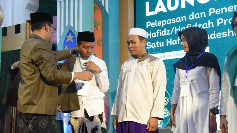 Gubernur Jawa Barat Ridwan Kamil melepas 1.500 hafidz dan hafidzah yang akan diutus ke 1.500 desa di 27 kabupaten kota pada acara pelepasan di Kantor Gubernur, Bandung, Kamis malam (5/12/19). (Foto: Liputan6.com/Humas Jabar/Arie Nugraha)