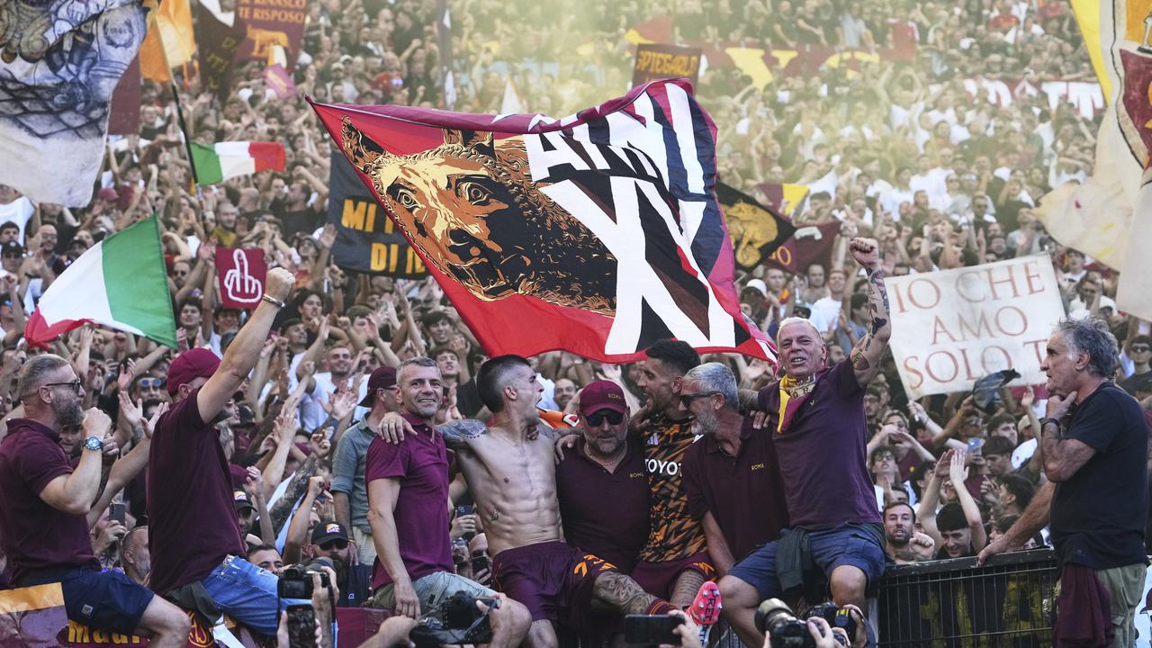 Pemain AS Roma, Gianluca Mancini (tengah kiri) dan Lorenzo Pellegrini (tengah kanan), merayakan kemenangan bersama para suporter