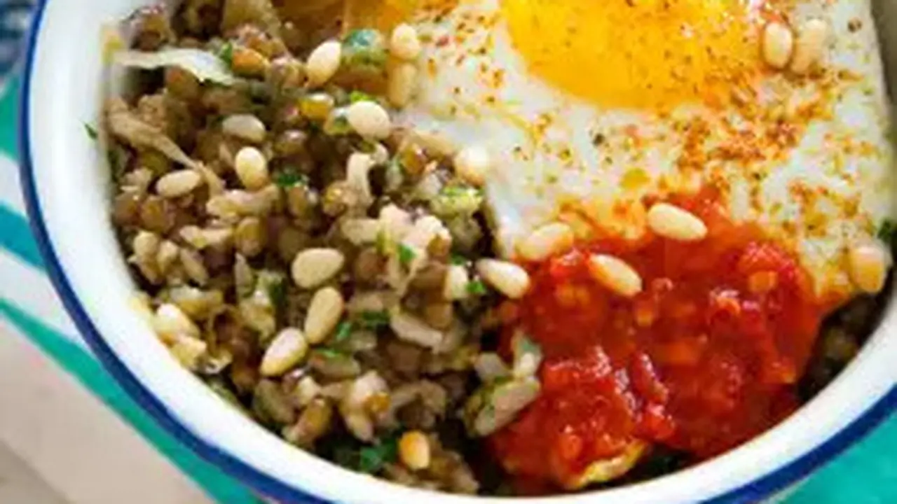 Resep Makan Sahur Bergizi: Rice Bowl dengan Lentil, Bawang Karamel, dan Telur Ceplok