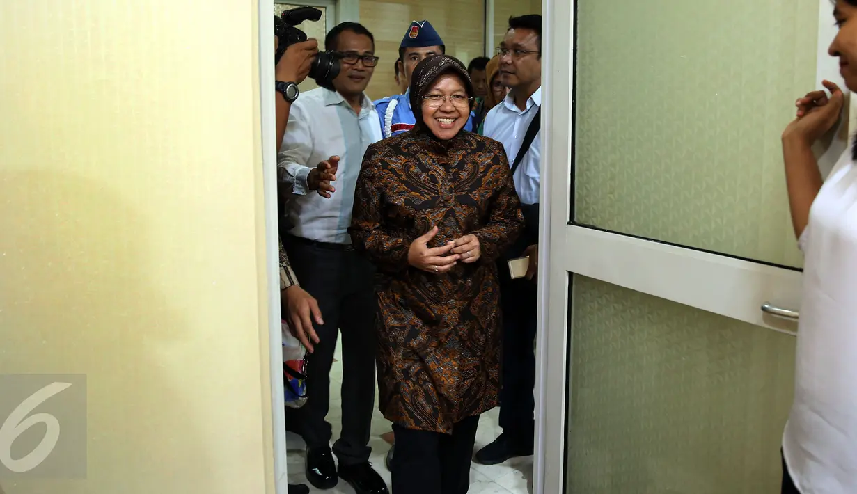 Walikota Surabaya Tri Rismaharini memasuki ruang tunggu Komisi III sebelum melakukan Rapat dengar Pendapat dengan Komisi III DPR, di Kompleks Parlemen, Senayan, Jakarta, Selasa (29/11). (Liputan6.com/Johan Tallo)