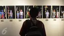 Seorang pengunjung berdiri di depan salah satu karya dalam pameran Anugerah Pewarta Foto Indonesia (APFI) 2017 di Jakarta, Jumat (21/4). (Liputan6.com/Faizal Fanani)