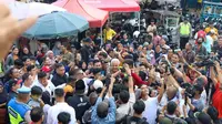 Capres Ganjar Pranowo blusukan ke Pasar Palimo, di Kecamatan Kemuning, Kota Palembang, Sumatera Selatan, Jumat (2/2/2024). (Liputan6.com/ Delvira Hutabarat)