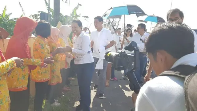Menteri BUMN Rini Soemarno menjalankan program Padat Karta Tunai di Klaten, Jawa Tengah, Sabtu (24/3/2018). (Foto: Dok Humas BUMN)