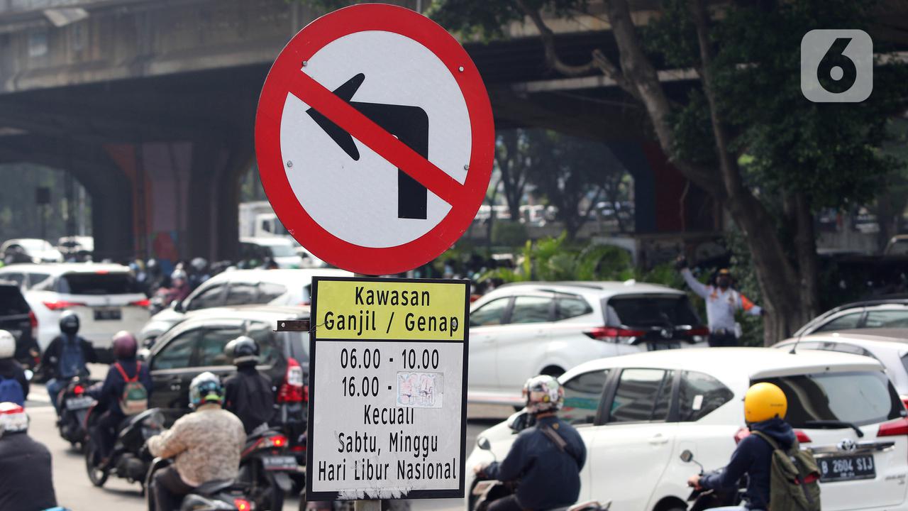 FOTO: PPKM Level 2, Sistem Ganjil Genap di Jakarta Diperluas