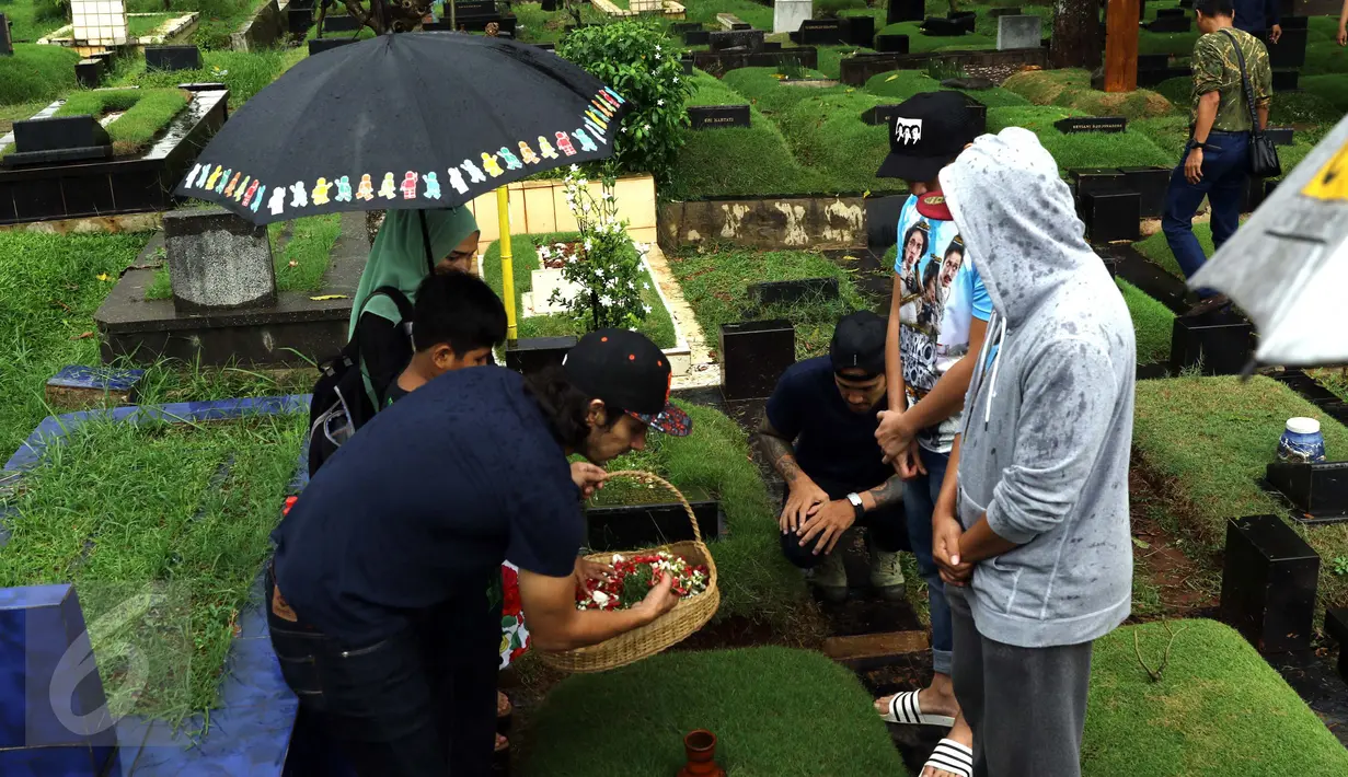 Pemain film Warkop DKI Reborn saat berziarah makam almarhum Dono di TPU Tanah Kusir, Bintaro, Jakarta, Sabtu (27/8). Film berjudul Warkop DKI Reborn: Jangkrik Boss! akan tayang bulan September 2016. (Liputan6.com/Helmi Afandi)