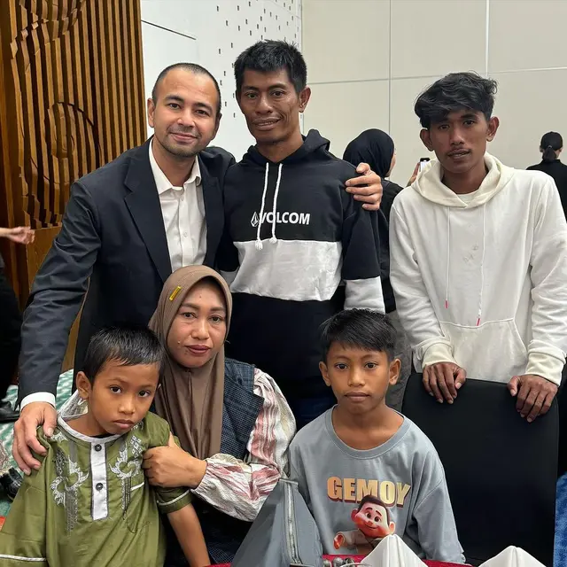 Raffi Ahmad dan keluarga Pak Aco. (Instagram/ raffinagita1717)