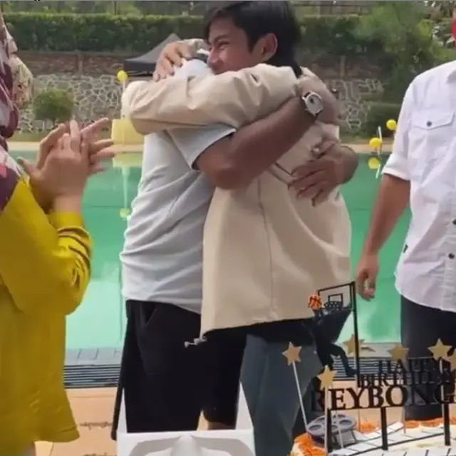 6 Momen Ulang Tahun Rey Bong, Dirayakan di Lokasi Syuting Dari Jendela SMP