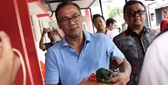 Satu pekan lebih Tio Pakusadewo berada di dalam tahanan setelah tertangkap di rumahnya karena kasus narkoba dengan barang bukti tiga klip plastik kecil berisi 1,06 gram sabu. (Deki Prayoga/Bintang.com)