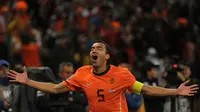  Giovanni van Bronckhorst  (AFP PHOTO/Roberto Schmidt)