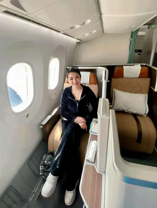 "MUSCAT, OMAN..Sakit Bisa Di Tahan, Tapi Rindu Mana Tahaannn..!!!.Bismillah Setelah Sebulan Lebih Ngga Ketemu, Akhirnya ikut Nyusul Ke Oman," tulis fitricarlina. [Instagram/fitricarlina]