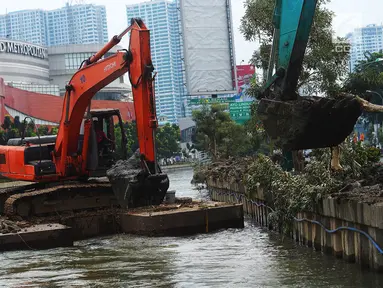 Alat berat mengeruk endapan lumpur dan sampah di Kalimalang, Bekasi, Jawa Barat (21/7). Normalisasi ini guna mengantisipasi pendangkalan sungai yang mengancam kelancaran lalu lintas air di wilayah tersebut. (Merdeka.com/Imam Buhori)