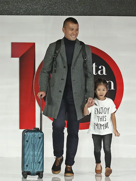 Aktor Samuel Rizal bersama putrinya Drucilia Kalea Arifin berjalan diatas catwalk saat tampil dalam Jakarta Fashion Week 2018 dengan tema Man Manual "The Mens Trends Spootter" di Senayan City, Jakarta, Rabu (25/10). (Liputan6.com/Herman Zakharia)