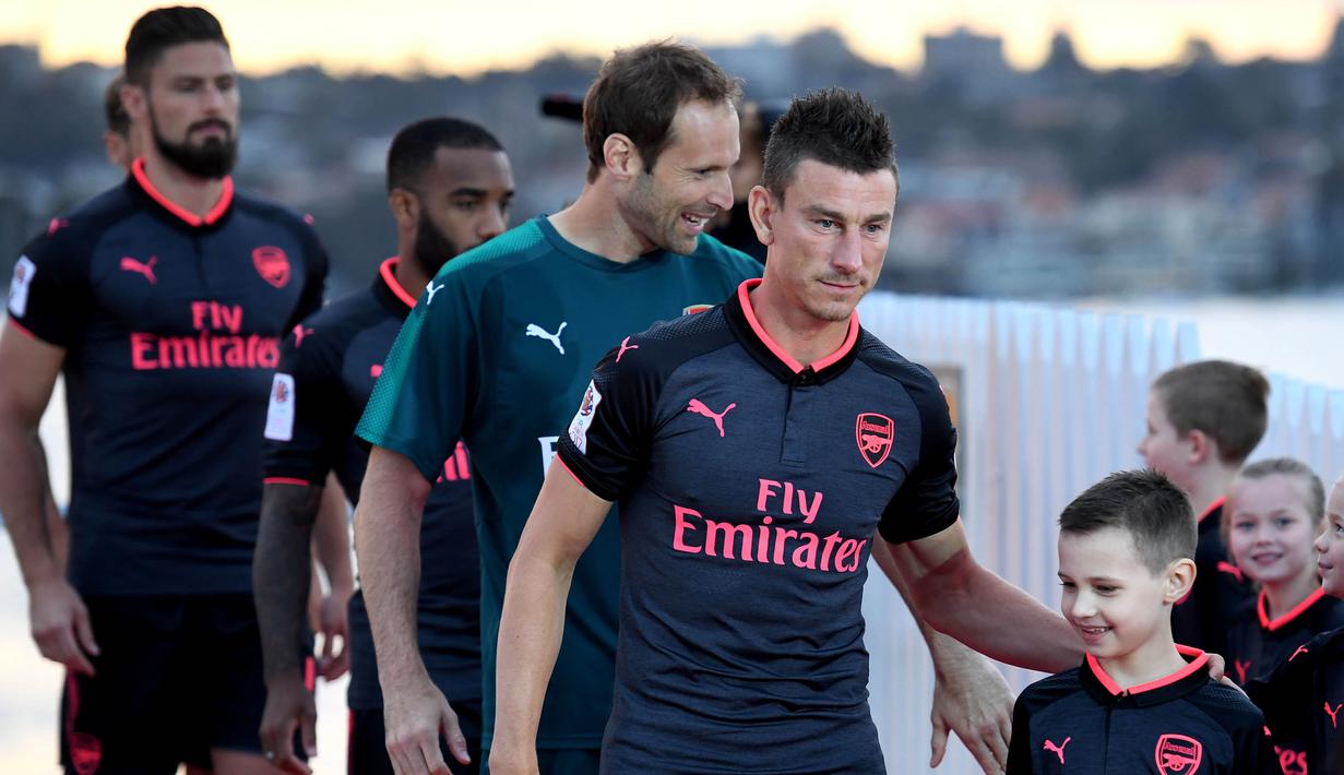 Para pemain Arsenal usai menjalani sesi pemotretan menggunakan jersey ketiga di Pelabuhan Denison, Sydney, Rabu (12/7/2017). Arsenal melakukan tur pramusim ke Australia dengan melawan Sydney FC dan Sydney Wanderers. (EPA/Paul Miller)