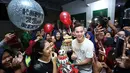 Selain para penggemar, di kejutan tengah malam untuk Rizky Nazar juga hadir Cut Syifa. Balon bertuliskan nama dan ucapan selamat ulang tahun, kue dan hadiah pun diberikan untuk aktor tampan ini. (Bambang E.Ros/Bintang.com)