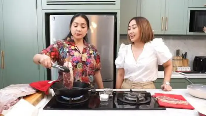 Nagita Slavina masak dengan daging premium (YouTube/RANS Entertainment)