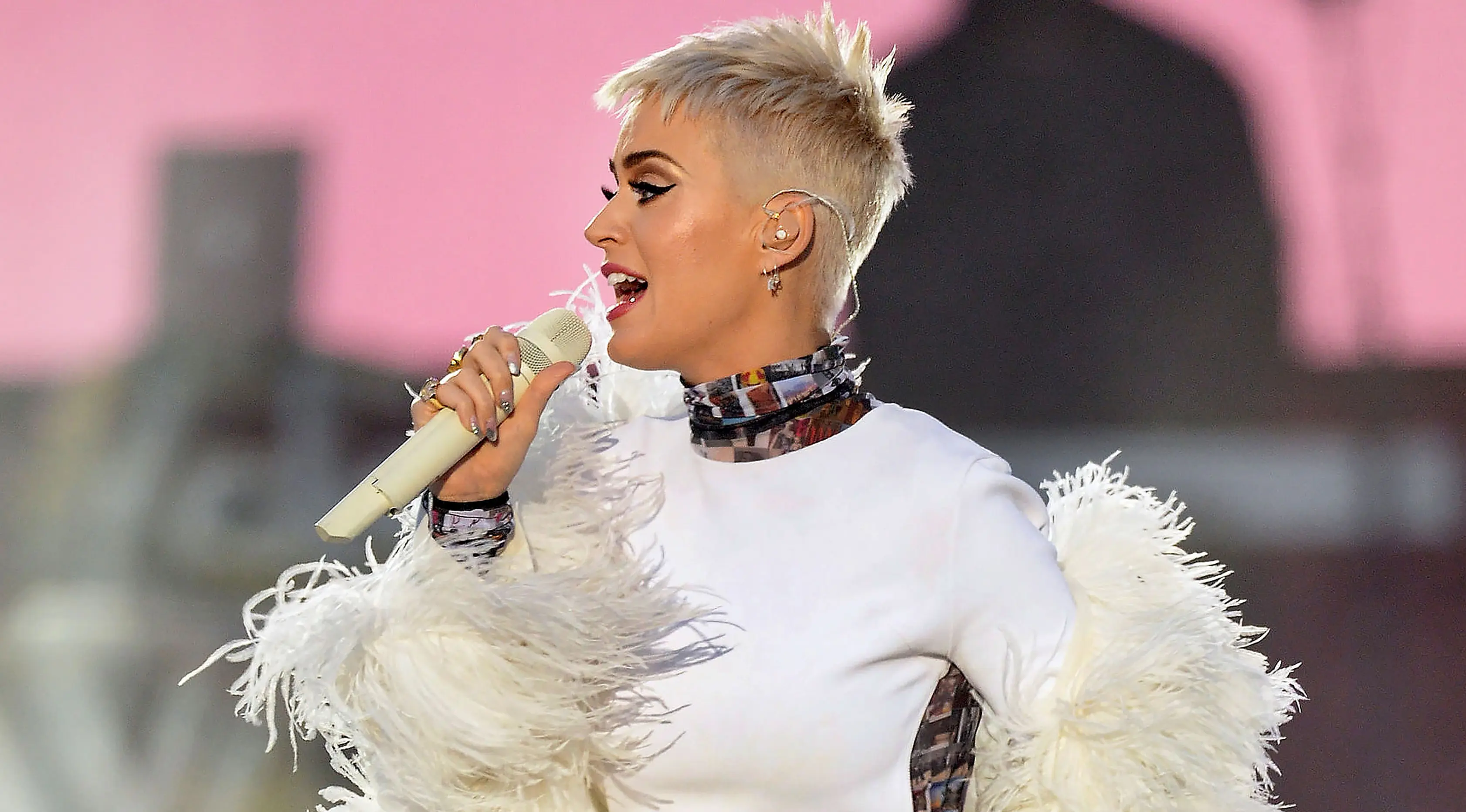 Penyanyi Katy Perry tampil membawakan lagu dalam konser amal bertajuk "One Love Manchester" di Manchester, Minggu (4/6). Konser itu untuk mengenang dan menggalang dana bagi para korban bom di konser Ariana Grande 22 Mei silam. (Dave Hogan via AFP)