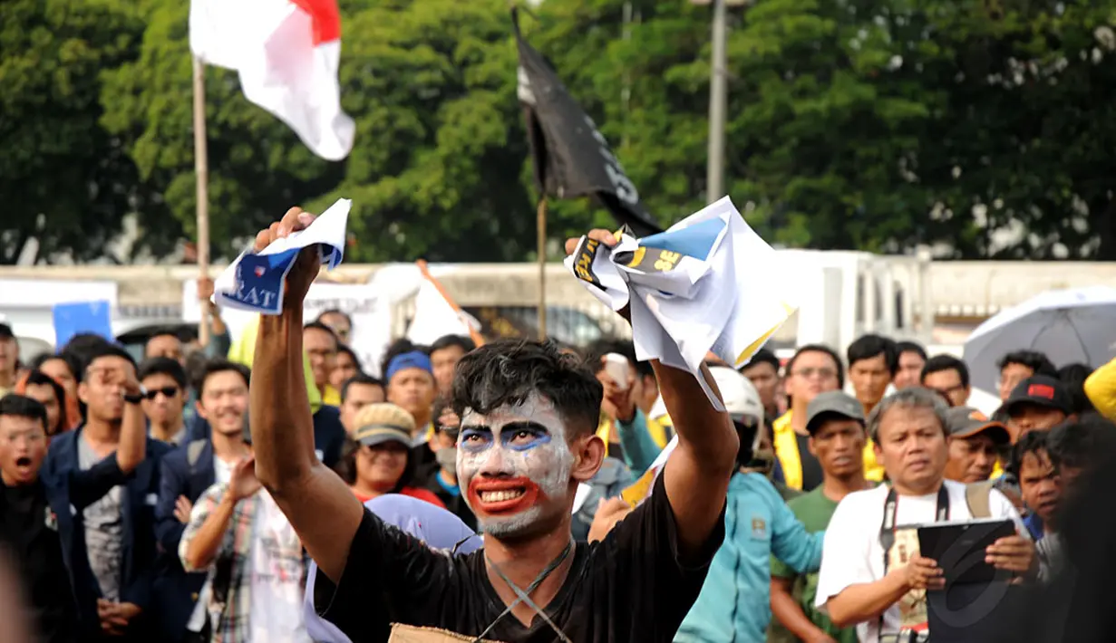 Dalam aksinya, pengunjuk rasa melakukan aksi teatrikal yang menggambarkan ketidakpercayaan rakyat terhadap partai politik, Jakarta, (14/10/2014). (Liputan6.com/Helmi Fithriansyah)
