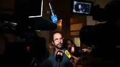 Petani Prancis, Cedric Herrou menjawab pertanyaan awak media di luar gedung pengadilan di Aix-en-Provence, Selasa (8/8). Herrou dijatuhi hukuman 4 bulan penjara yang ditangguhkan karena terbukti membantu menyelundupkan pengungsi. (boris HORVAT/AFP)