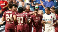 Penyerang Manchester City #9 Erling Haaland (kanan) merayakan gol keduanya melawan Chelsea FC pada laga uji coba di Stadion Ohio di Columbus, Ohio pada 3 Agustus 2024. (KAMIL KRZACZYNSKI / AFP)