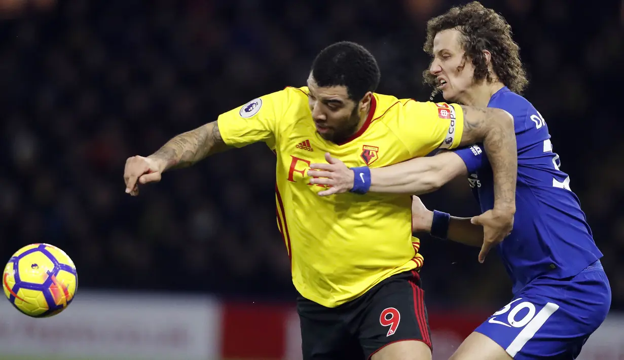 Duel pemain Watford, Troy Deeney (kiri) dan pemain Chelsea, David Luiz pada lanjutan Premier League di Vicarage Road stadium, London, (5/2/2018). Chelsea kalah 1-4. (AP/Frank Augstein)
