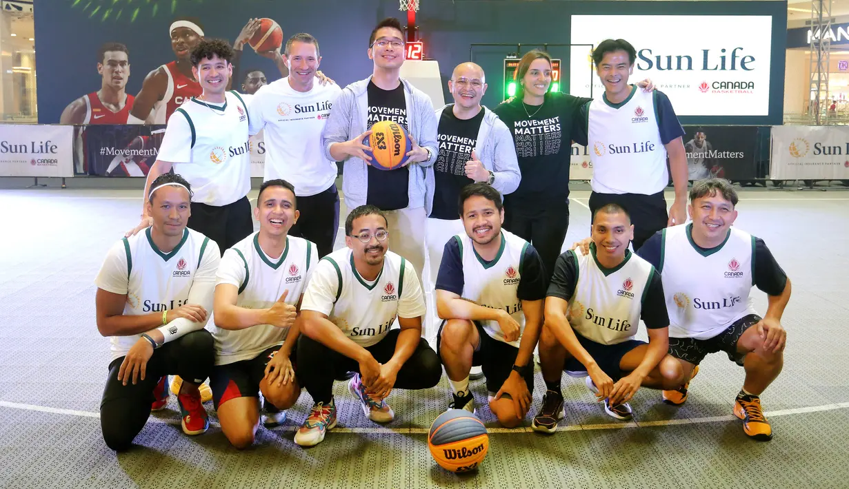 Dion Wiyoko juga sempat berfoto bersama Kah Jing Lee dari Chief Client Officer Sun Life Indonesia.  Paul Joliat (VP Global Partnership & Marketing Planning Sun Life Global), dan Kaiser Simanungkalit (VP Branding, Comms & CX Sun Life Indonesia). [Bambang E Ros/Fimela.com]