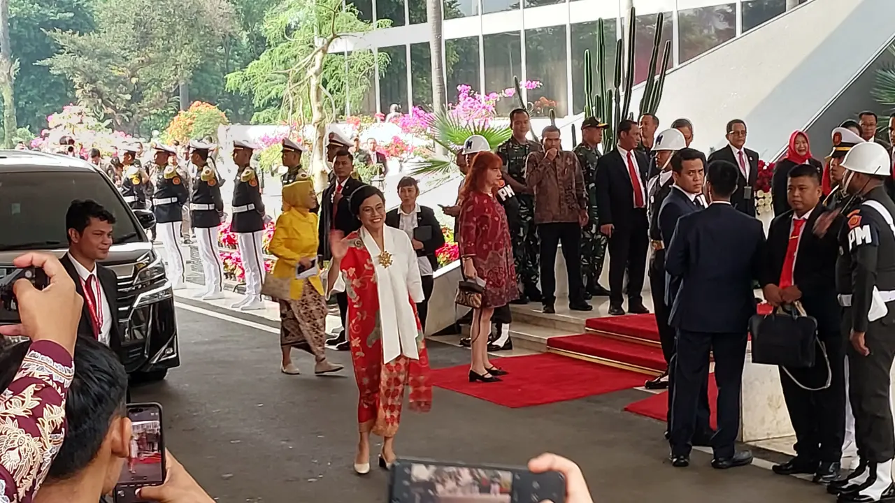 Menteri Keuangan Sri Mulyani Indrawati tiba di komplek DPR RI, Senayan, Jakarta menjelang penyampaian pengantar RUU APBN 2025 beserta Nota Keuangan.