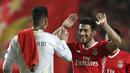 Pemain Benfica, Pizzi merayakan kemenangan timnya atas Dortmund dengan kiper, Ederson pada babak 16 besar Liga Champions di Luz stadium, Lisbon, (14/2/2017). Benfica menang 1-0.  (AP/Armando Franca)