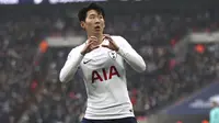 Pemain Tottenham Hotspur, Son Heung-Min merayakan golnya ke gawang Huddersfield Town pada laga Premier League di Wembley Stadium, London, (3/3/2018). Tottenham menang 2-0.(John Walton/PA via AP)
