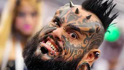 Pria asal Venezuela, Emilio Gonzalez menunjukkan tato dan tindikannya pada hari pertama Konvensi Tattoo Frankfurt di Frankfurt, Jerman, Jumat, 21 April 2017. (AP Photo / Michael Probst)