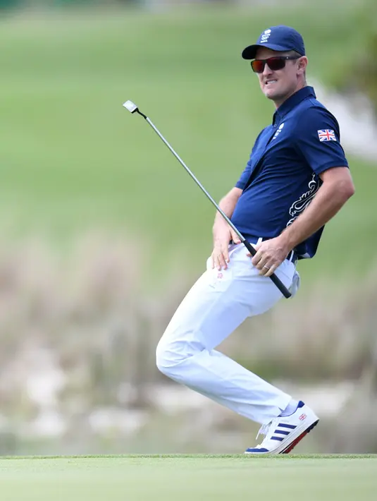 Reaksi pegolf Inggris, Justin Rose saat berkompetisi pada nomor perseorangan putra cabang golf di Olimpiade 2016, Kamis (11/8). Meski menciptakan hole in one, Rose secara keseluruhan hanya menempati peringkat ke-8 pada hari pertama. (Jim WATSON/AFP)