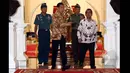 Dewan Pertimbangan Presiden (Wantimpres) menemui Presiden Joko Widodo di Istana Merdeka, Jakarta. Presiden Jokowi (kedua dari kiri) bersiap menemui Wantimpres di Istana Merdeka, Jakarta, Rabu (28/1/2015). (Liputan6.com/Faizal Fanani)