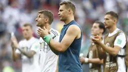 Para pemain Jerman menyapa suporter usai dikalahkan Meksiko pada laga Grup F Piala Dunia di Stadion Luzhniki, Moskow, Minggu (17/6/2018). Jerman kalah 0-1 dari Meksiko. (AP/Matthias Schrader)