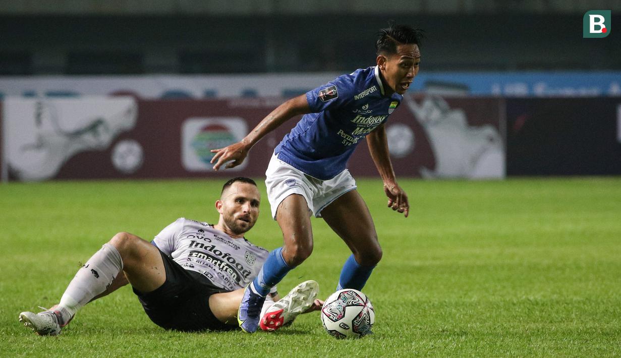 <p>Talenta muda potensial milik Persib Bandung, Beckham Putra menjadi pemain yang sering merepotkan lini pertahanan lawan. Ia memiliki kemampuan yang baik dalam mengolah si kulit bundar dipadukan dengan umpan-umpan yang akurat dan berbahaya. Di laga terakhirnya melawan Bhayangkara FC, Beckham dinobatkan sebagai Top Actions usai membuat 52 umpan sukses dan tiga percobaan. Sayangnya, ia bakal absen membela Persib Bandung di partai delapan besar usai terkena akumulasi kartu. (Bola.com/Bagaskara Lazuardi)</p>