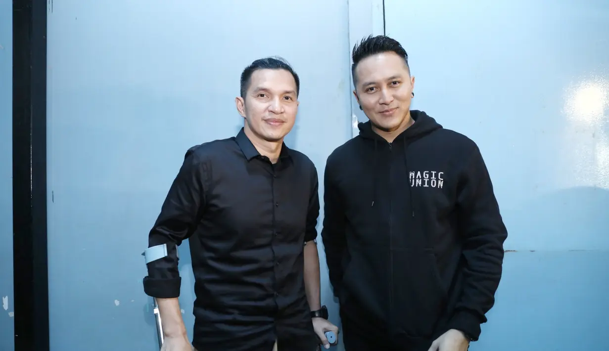 "Contohnya kaya luka jahitan saya dari dada sampai belakang, terkadang saya takut untuk saya melihat itu, duh takut banget tapi kata dokter ga bisa, harus dilawan dan dipegang," ujar Edison Wardhana alias Echon. (Nurwahyunan/Bintang.com)