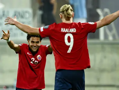 Penyerang Norwegia #09 Erling Braut Haaland (kanan) merayakan gol ke gawang Siprus bersama Antonio Nusa (kiri) yang memberikan assist dalam laga lanjutan Kualifikasi Euro 2024 Grup A di AEK Arena, Larnaca, Jumat (13/10/2023) dini hari WIB. (Jewel SAMAD / AFP)