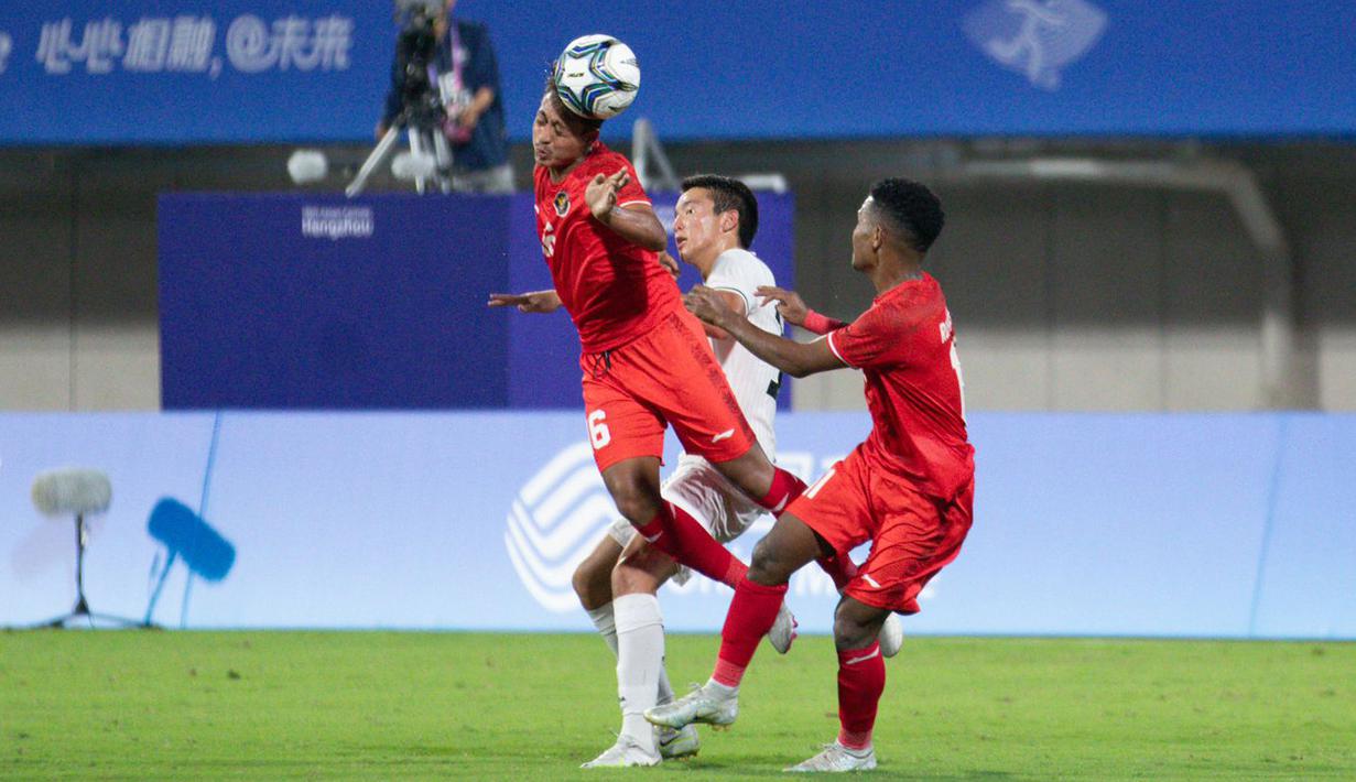 <p>Pemain Timnas Indonesia U-24,&nbsp;Mohammad Haykal Alhafiz (kiri), melakukan duel udara dengan&nbsp;pemain Kirgistan dalam laga Grup F Asian Games 2022 yang digelar di Zhejiang Normal University East Stadium, Jinhua, China, Selasa (19/9/2023) malam WIB. (Dok. NOC Indonesia)</p>