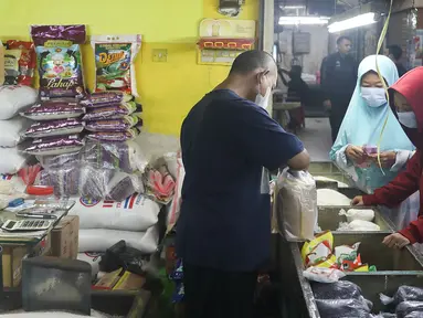 Pedagang sedang melayani pembeli di Pasar Cibubur, Jakarta, Kamis (16/6/2022). Berdasarkan pantauan di Pusat Informasi Harga Pangan Strategis Nasional (PIHPS), terpantau ada beberapa kebutuhan pokok yang harganya naik. (Liputan6.com/Herman Zakharia)