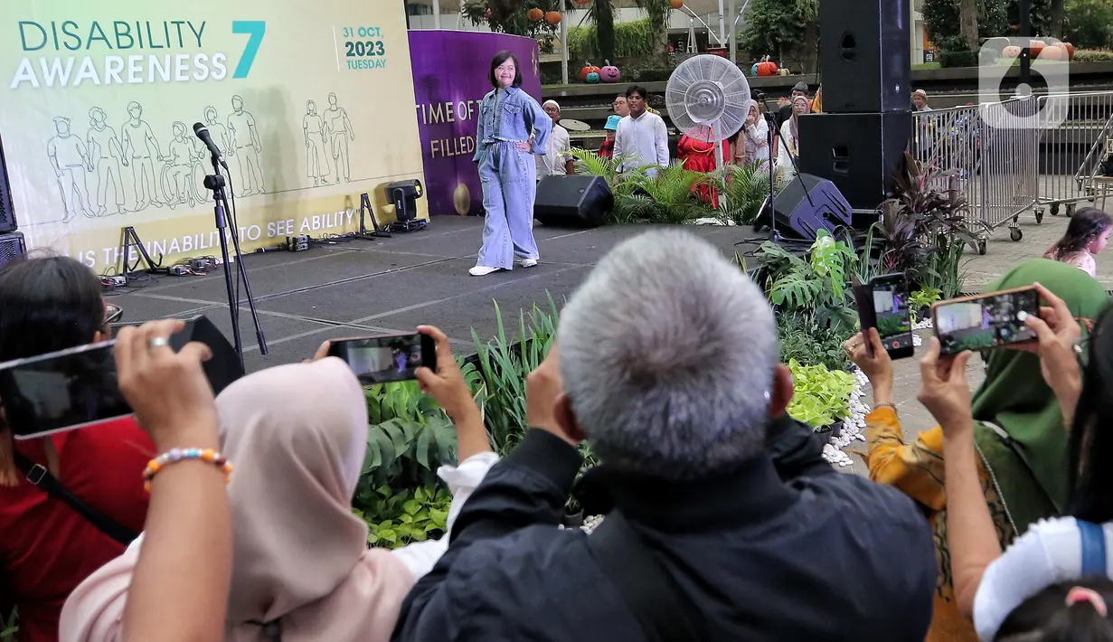 Seorang anak penyandang disabilitas menunjukkan fashion show dalam Pentas Gempita Fashion Disabilitas di Central Park, Jakarta Barat, Selasa (31/10/2023). (Liputan6.com/Angga Yuniar)
