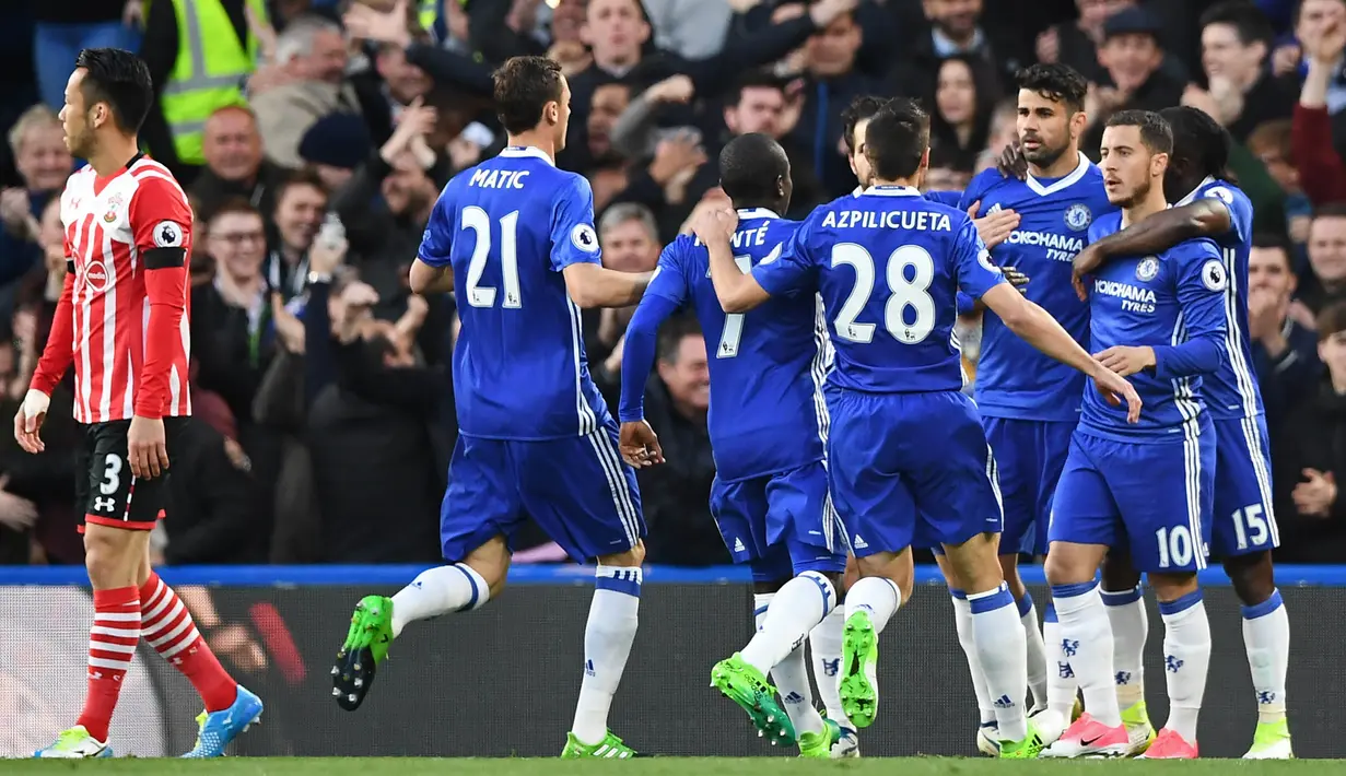 Para pemain Chelsea merayakan gol yang dicetak Eden Hazard ke gawang Southampton pada laga Premier League di Stadion Stamford Bridge, London, Selasa (25/4/2017). Chelsea menang 4-2 atas Southampton. (AFP/Justin Tallis)