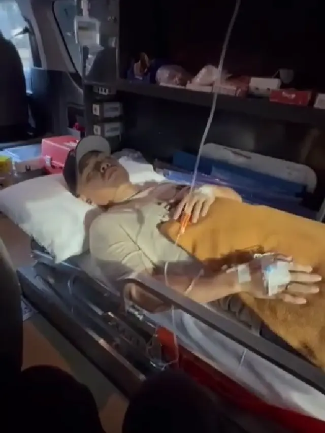 Wendy Cagur Terbaring Lemah di Mobil Ambulans (credit: instagram/ruben_onsu)