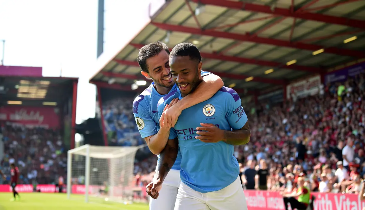 Pemain Manchester City, Raheem Sterling dan Bernardo Silva merayakan gol ke gawang Bournemouth pada laga Premier League 2019 di Stadion Vitality, Minggu (25/8). Manchester City menang 3-1 atas Bournemouth. (AFP/Glyn Kirk)