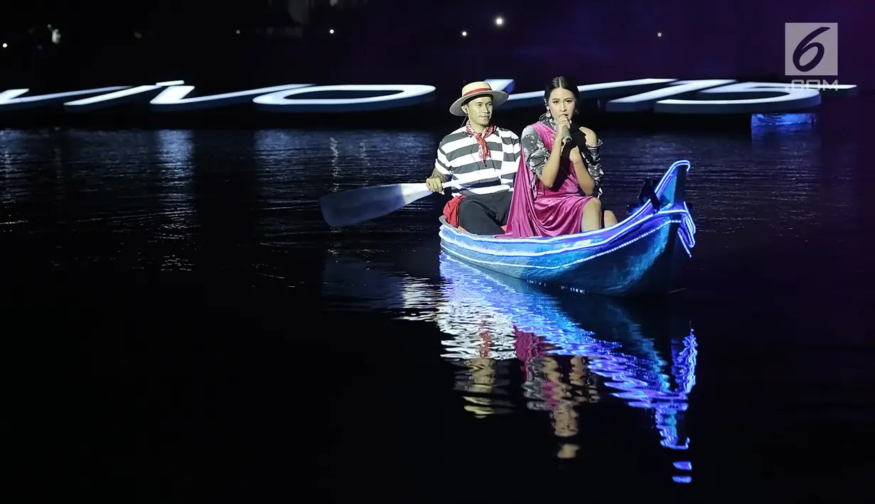 Maudy Ayunda menyanyi di atas perahu saat tampil dalam Grand Launch Vivo V15 Go Up di Taman Air Mancur Sri Baduga, Purwakarta, Jawa Barat, Selasa (5/3). Maudy mengaku baru pertama kali juga bernyanyi di perahu yang bergerak. (Fimela.com/Bambang E Ros)
