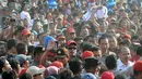 Jokowi tampak tersenyum saat menerobos lautan manusia yang telah menunggu sejak pagi (Liputan6.com/Herman Zakharia)
